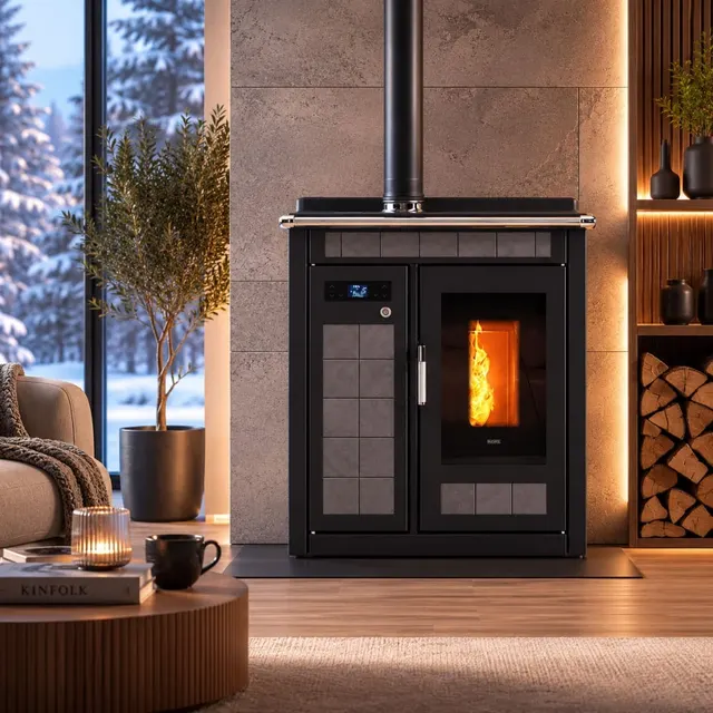 Kuchnia na pellet Klover Smart 80 Plus w szarej ceramice z widokiem na piec i palenisko